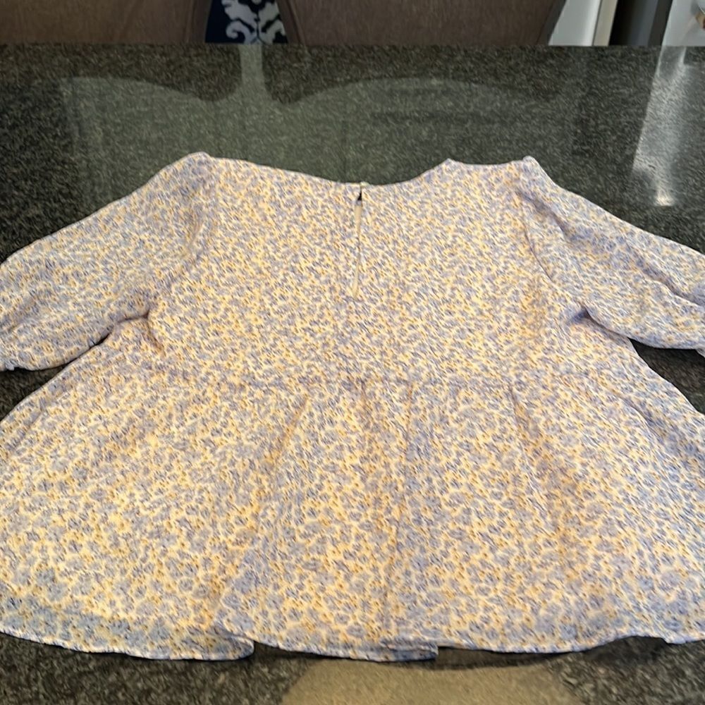 Cute MELLODAY FLORAL TOP in blues and yellow size small new never worn - Picture 6 of 9